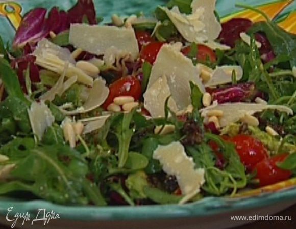 Посыпать салат кедровыми орехами.