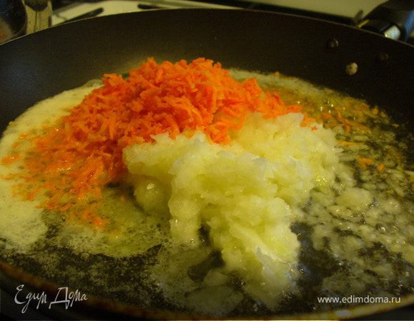 Разогреть на сковороде сливочное и растительное масло, потушить морковку и лук до мягкости на маленьком огне.