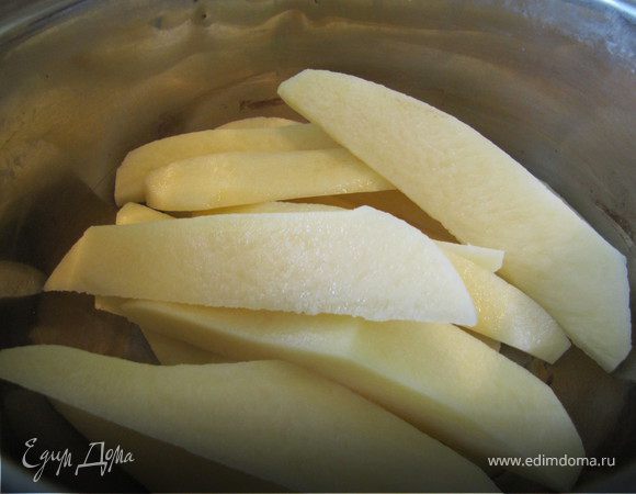 Почистить картошку, нарезать кусочками, сварить до готовности в курином бульоне.