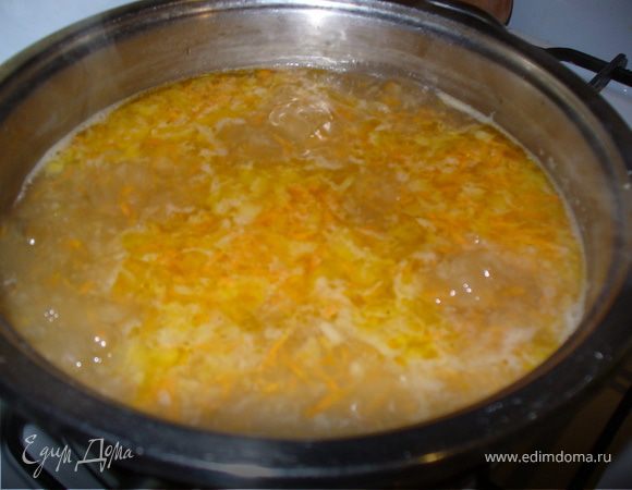 Отправить в кастрюлю морковку с луком. Попробовать суп на соль, если нужно, посолить. Добавить щепотку мускатного ореха.