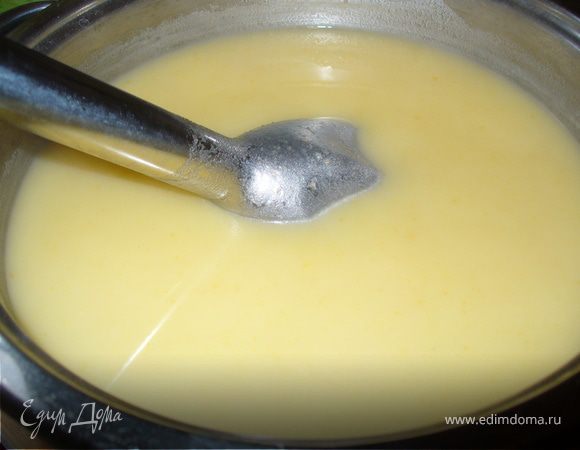 Снять суп с огня и взбить до состояния пюре блендером. Взбивать хорошенько, чтобы морковки совсем не было видно.