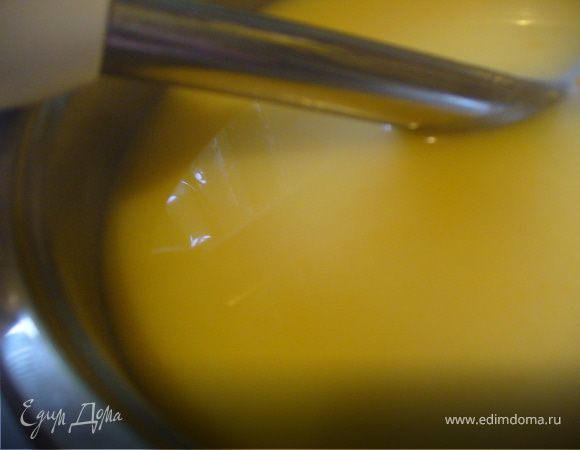 Добавить сливочный сыр, еще раз взбить суп.