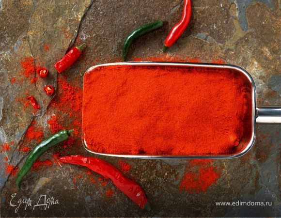 Перемешать муку, соль, перец в бумажном кульке.
Положить туда куски курицы и потрясти.