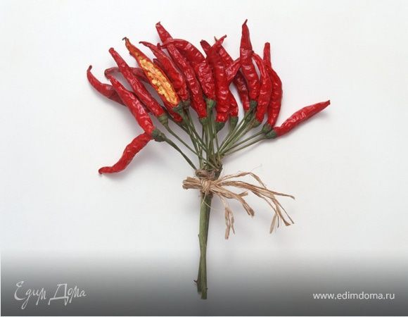 Разогреть маргарин с растительным маслом и залить смесью куски курицы на сковороде.