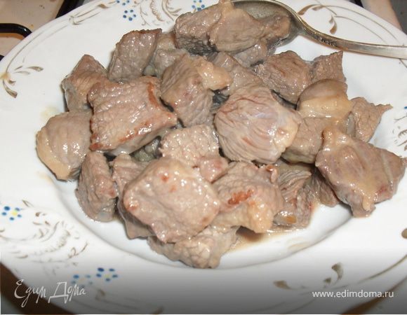 Обжарить немного мясо,нарезанное на маленькие 2-3 см кусочки и выложить отдыхать на тарелку.