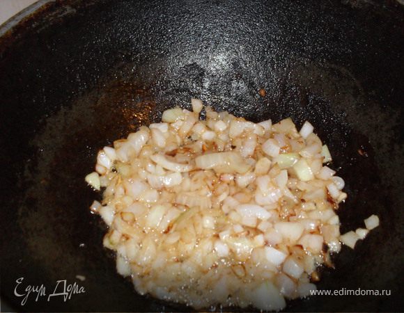 Пожарить немного лук.