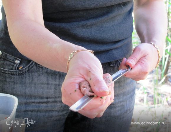 Берем небольшой кусечек фарша и формируем небольшие колбаски. 