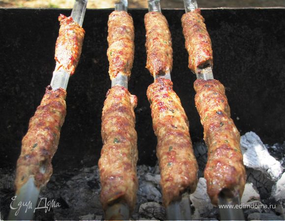 Готовим на углях, переворачиваем при необходимости. 