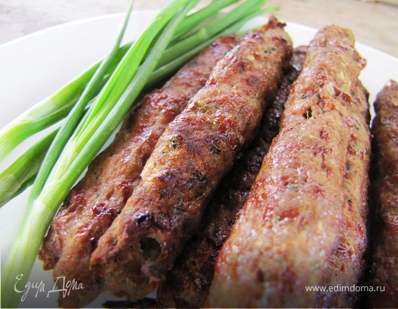 Готовые вкусняшки осторожно снимаем с шампура:
совет - сначала колбаску чуть пододвигаем назад, дабы сбвинуть с места, а потом снимаем с шампура.