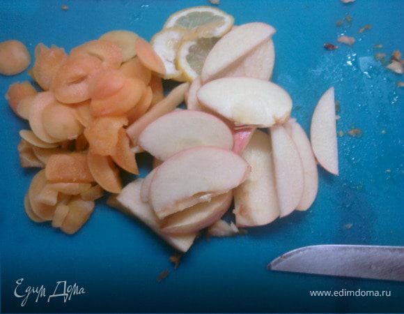 Нарезать каждую виноградинку, клубничку и яблоко тонкими кусочками(я заменила клубнику абрикосами и добавила лимон).