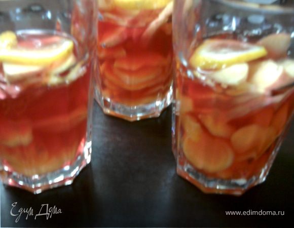 Взять высокий стакан, сначала положить в него виноград, а затем добавить другие фрукты. Налить полстакана морса.