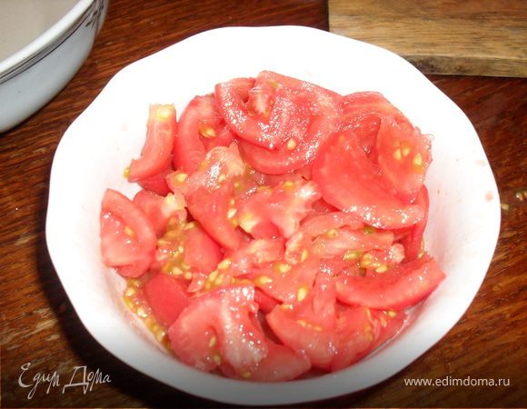 Помидоры очистить от шкурки и мелко нарезать.Когда мясо будет почти готово добавить в соус.