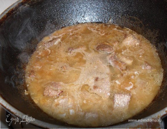 Нарезать чеснок и положить в соус,ещё веточки укропа,посолить и добавить все специи.Минут через 10-15 выключить.