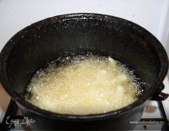 В это же самое время можно небольшими порциями жарить чипсы в другом казанке с большим количеством масла.