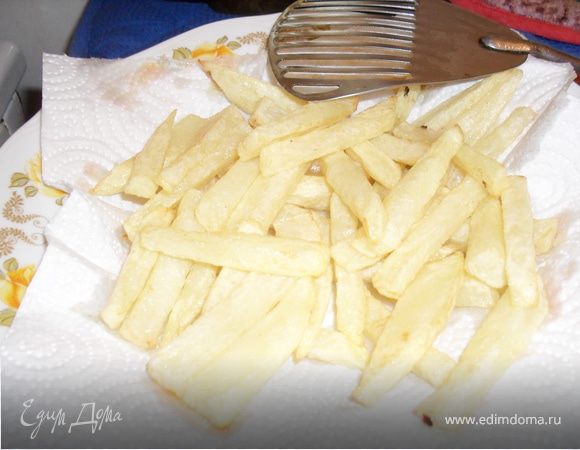 Чипсы коллекцианировать на тарелке с бумажным полотенцем.Хватать по пути так,чтоб другие не видели и желательно,чтоб накопилось довольно таки много.Запрещается картошку солить.Когда все чипсы пережарятся,спрятать.