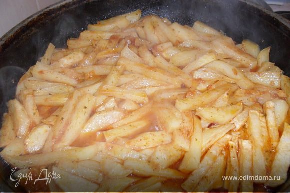 Перед тем как подать горячее,чипсы положить в соус и дать только закипеть.Если покипит наш обед несколько минут,то соус впитает в себя картошка,а жаль.