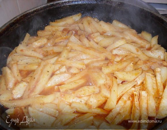 Перед тем как подать горячее,чипсы положить в соус и дать только закипеть.Если покипит наш обед несколько минут,то соус впитает в себя картошка,а жаль.