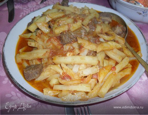 Аккуратно,не ломая чипсы,выложить сначала их,потом мясо и полить соусом.