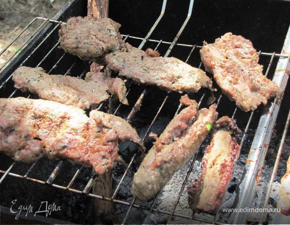 Поскольку есть и будут вопросы по поводу "удержания мяса на шампуре" - выкладываю спецрепортаж. Я назвала их "дезертирами" - колбаски, которые отказались прилипнуть к шампуру и зажариться...Они прилипли к решетке и привратились в котлетки... Итог один - мы съели всех...