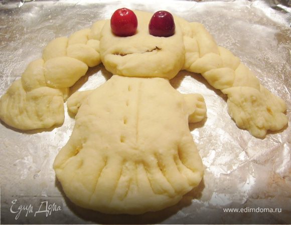 Начинай лепить разные фигурки, косички... Дети это очень любят... Для глаз я использовала ягоды черешни... Рот - семена тмина.