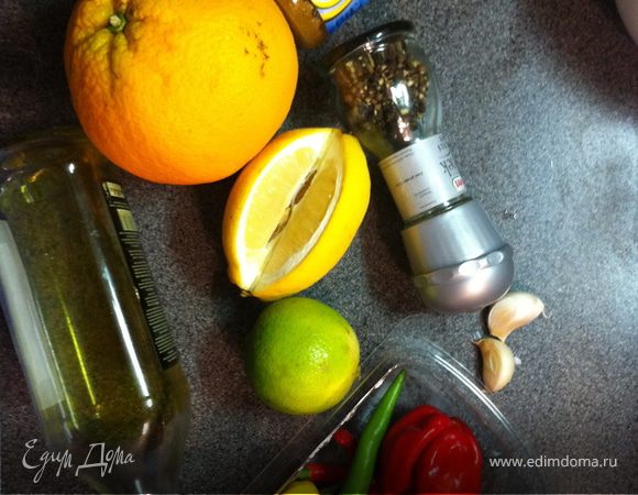 в первом шаге всегда пишу предисловие. и в это раз напишу, что не бойтесь добавлять чили, я просто знаю что многие блюда опасаются его. а еще я всегда был против перчаток, но когда будете смазывать мясо, оденьте перчатки, все-таки это "ЧИЛИ"