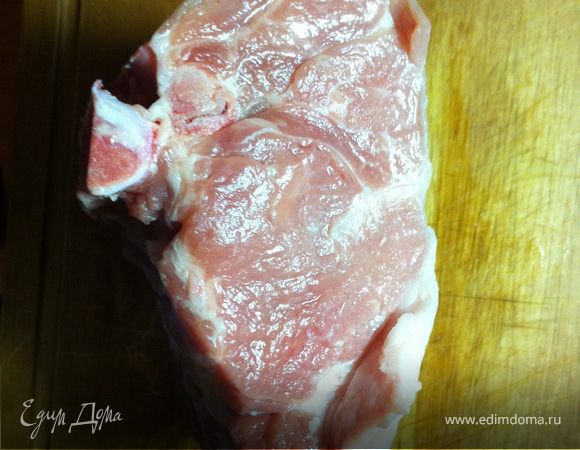 для этого блюда подойдет любое мясо на кости, у меня вот такое, только отрежу от этого кусочка часть для отбивных