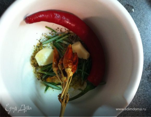 бросьте в ступу, чеснок
 чили(заранее вытащите половину семян) 
розмарин
чили, который вам нравится,
паприку (немного) 
ваши любимые специи