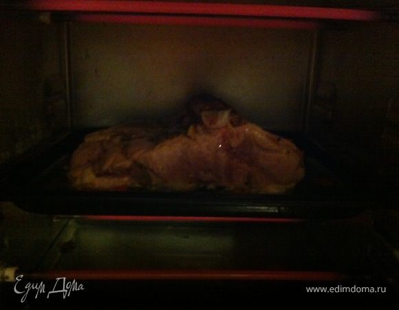 в духовке включите жар сверху и с низу
на 180 градусов примерно на 55(косточкой наверх, затем на 30 минут косточкой вниз) минут, когда противень нагреется, начнет шипеть мало и жарить мясо с низу, оно обретет красивую корочку 