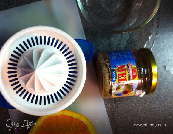 в это время делаем соус для карамелизации мяса, так как в конце мы будем делать соус из остатков подливы на противне,НЕ делайте это соус густым
 