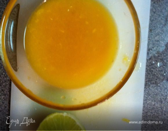 в сок апельсина добавите мед пару ложек и перемешайте , затем половинку лайма