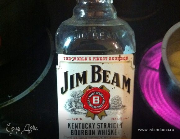 займемся соусом.
в сотейник вливаем рюмку виски или коньяка 
не используйте для таких соусов дорогие алкогольные напитки
лучше взять что-то по дешевле и отложить их только для соусов