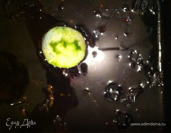 помните у на оставалась половинка лаймика?
выжимайте ее в противень и потом как губкой в сотейник все до последней капли