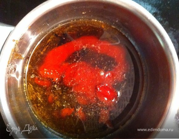 добавьте в соус кетчуп
и прогрейте соус пару минут. перед подачей слейте верхний слой масла, а внизу у вас останется очень вкусный соус с кусочками зажаренного чили, 
он очень походит к этому мясу