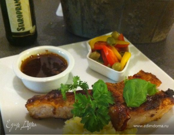 это мясо идеально будет с пюре и овощами, подайте горячее мясо, с теплый соусом и бутылочкой хорошего чешского темного пива.