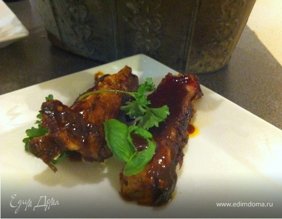 можно подать мясо сразу в соусе, только не забудьте слить масло, тогда соус будут густым и вкусным

