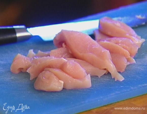 Куриное мясо порезать небольшими полосками, выложить в пароварку и готовить 10 минут (можно использовать решетку для варки на пару, которая вкладывается в кастрюлю).