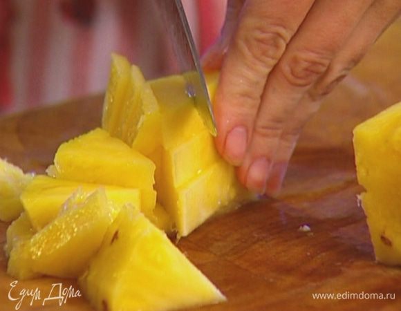 Мякоть ананаса нарезать небольшими кусочками и выложить на блюдо.