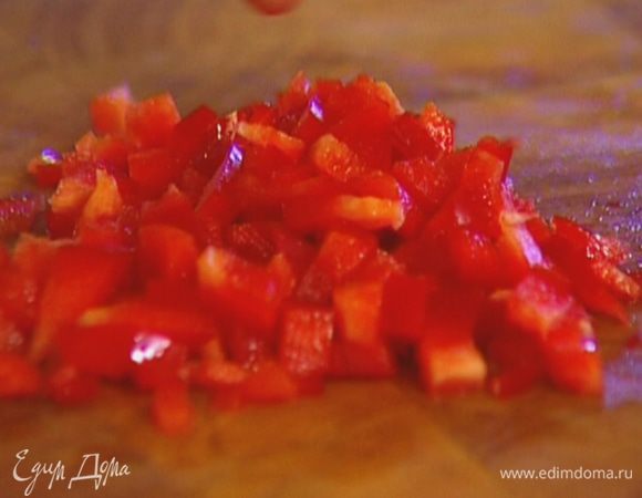Сладкий перец, удалив семена, мелко порубить и выложить к ананасу.