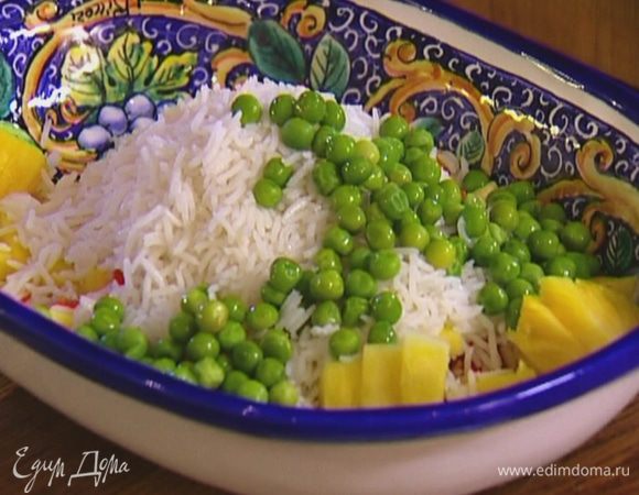 Добавить в салат вареный рис, зеленый горошек и кусочки курицы.