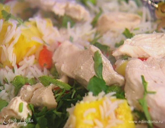 Кинзу и мяту мелко порубить, посыпать салат.