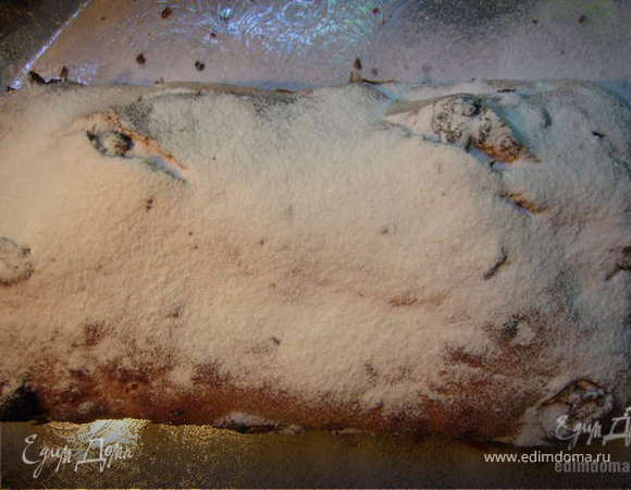 Выложи в форму смазаную маслом и присыпаноц мукой выпекать в духовке-180 г/40 мин.Дай остыть и посыпь сахарной пудрой.
