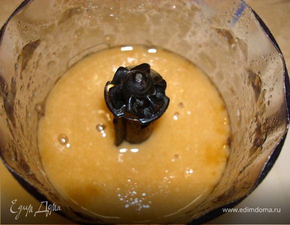 Добавить в грушевое пюре чеснок, пропущенный через чеснокодавилку, соевый соус, мед (сахар), черный перец. Все хорошо перемешать…