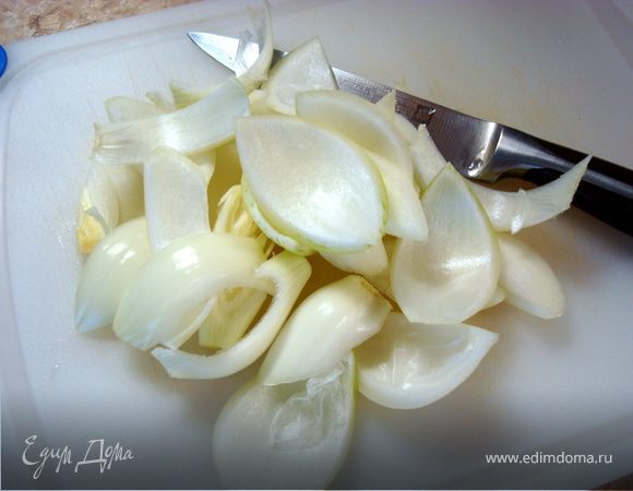 … и лук косыми круглешками…