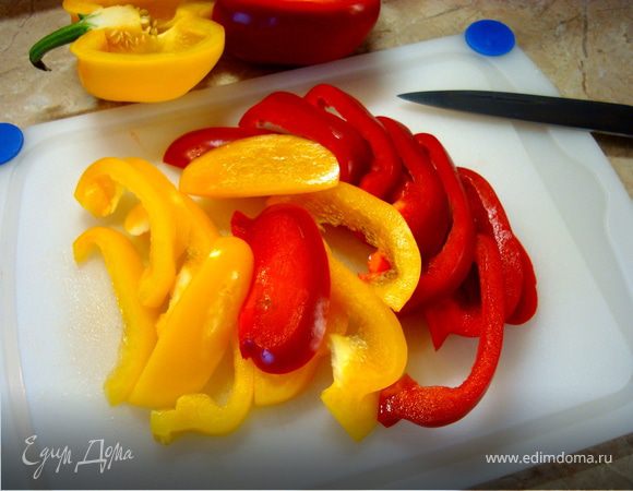 Болгарский перец крупными длинными полосками…