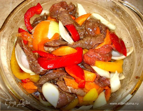 Смешать мясо и овощи и замариновать на 3-4 часа (лучше на ночь)…