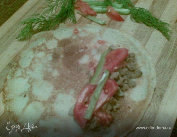 Затем берем блинчик и кладем в него фарш,ломтик помидора и сладкого перца(кто любит можно и горький),заварачиваем