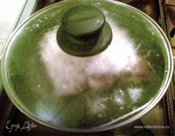 Жарим блинчики с начало с одной стороны когда переварачиваем на другую кладем на них тертый голандский сыр и накрываем крышкой чтобы сыр хорошо растаял.Да очень важно огонь убавить, чтобы не подгорело.