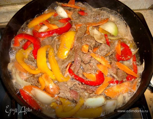 Обжарим на сухой сковороде в течении 10-15 минут…  Мясо должно прожариться в собственном соку и маринаде. Когда жидкость выкипит, то обжариваем мясо и овощи до золотистой корочки… 