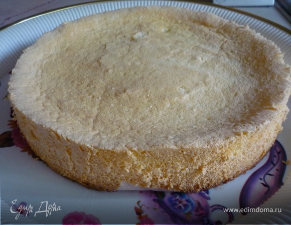 Крем* Порезать персик маленьким кубиком. Взбить йогурт с сахарной пудрой, замочить желатин в 100гр кипятка,отдельно взбить сливки. Аккуратно смешать взбитый йогурт с сливками, добавить остывший желатин и порезаный персик.Остывший бисквит порезать на 3 части, перемазать кремом со всех сторон и поставить в холодильник я ставила на ночь.Достать украсить бока миндалем,а верх по своему желанию можно фруктой, можно мастикой кто как любит. Р.S коржики можно пропитать сиропом, но они такие нежные что я не стала.