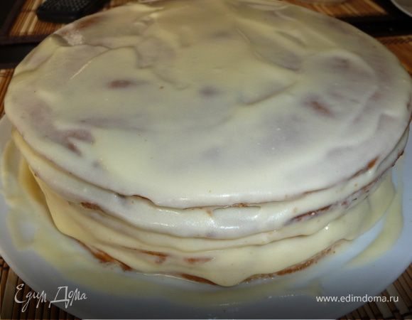 Собираем торт: обильно смазываем все коржи кремом, давая ему немного стекать по краям, верхний корж тоже хорошо обмазываем кремом. 